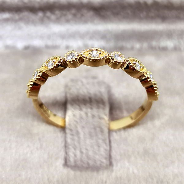 Meia Aliança em Ouro 18k com Diamantes 