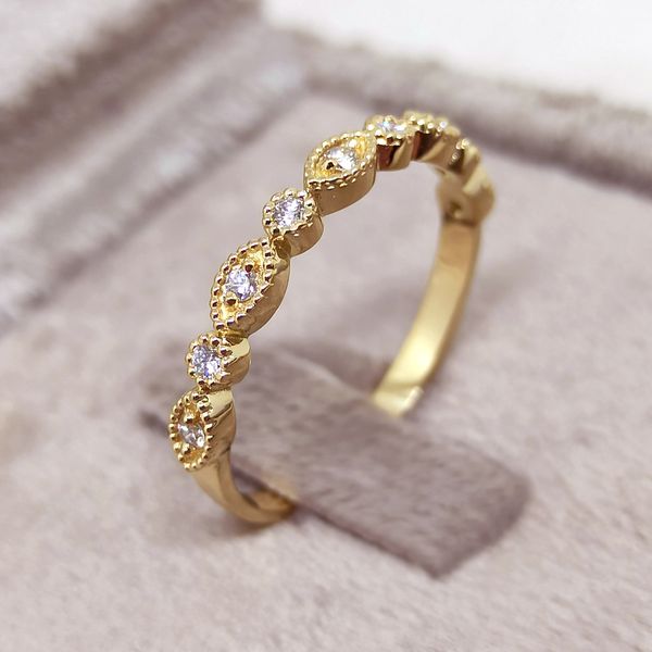 Meia Aliança em Ouro 18k com Diamantes 