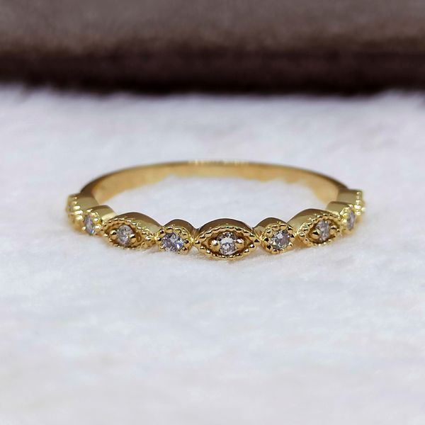 Meia Aliança em Ouro 18k com Diamantes 