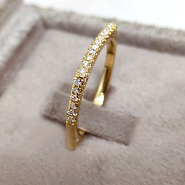 Meia Aliança Quadrada em Ouro 18k com Diamantes