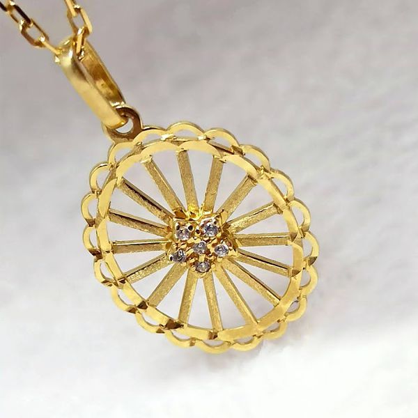 Pingente Oval em Ouro 18k Trabalhado com Zircônia