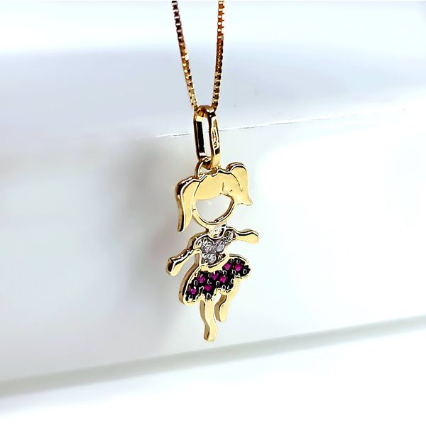 Pingente em Ouro 18k Menina com Saia Cravejada Vermelho e Branco