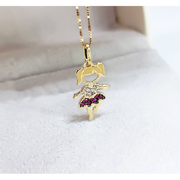 Pingente em Ouro 18k Menina com Saia Cravejada Vermelho e Branco