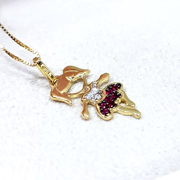 Pingente em Ouro 18k Menina com Saia Cravejada Vermelho e Branco
