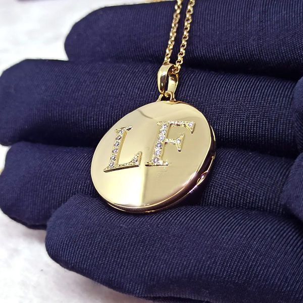 Relicário Diamante Duplo em Ouro 18k Redondo Com Duas Letras Cravejadas