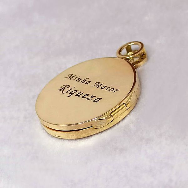 Relicário Diamante Redondo Personalizado em Ouro 18K com Letra e Detalhes Brilhantes