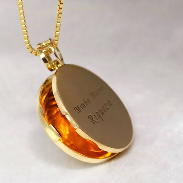 Relicário Diamante Redondo Personalizado em Ouro 18K com Letra e Detalhes Brilhantes
