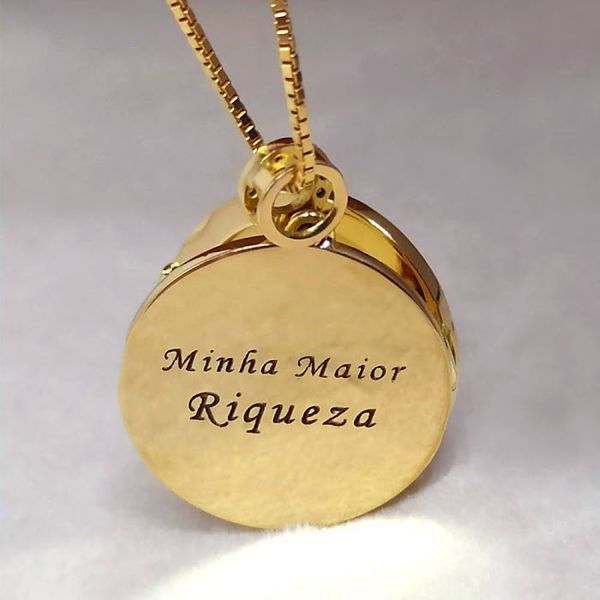 Relicário Diamante Redondo Personalizado em Ouro 18K com Letra e Detalhes Brilhantes