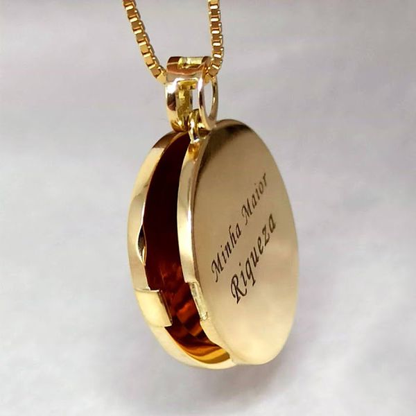 Relicário Diamante Redondo Personalizado em Ouro 18K com Letra e Detalhes Brilhantes