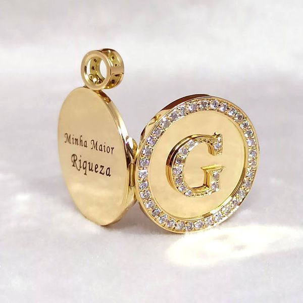 Relicário Diamante Redondo Personalizado em Ouro 18K com Letra e Detalhes Brilhantes