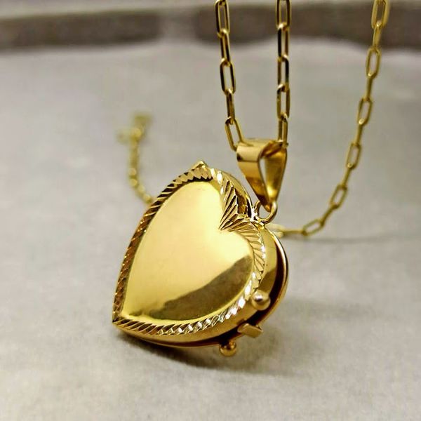 Relicário Amor Eterno em Ouro 18K - Coração Liso Polido com Laterais Diamantadas