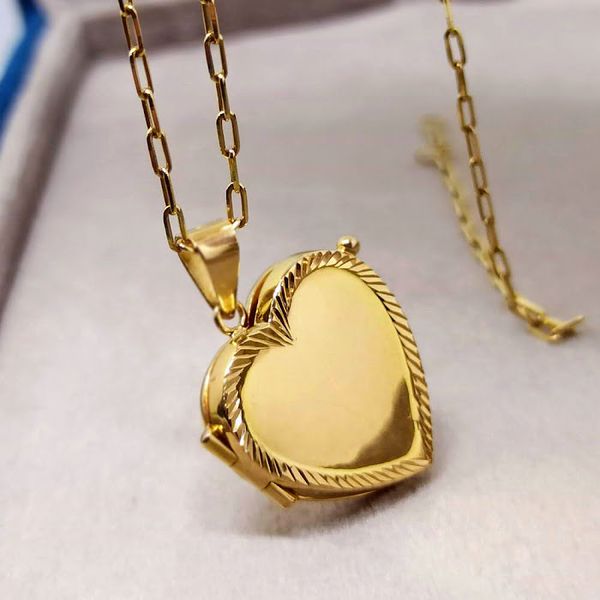 Relicário Amor Eterno em Ouro 18K - Coração Liso Polido com Laterais Diamantadas