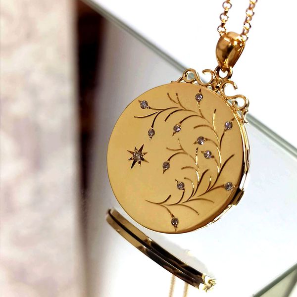 Pingente Relicário Eterna Centelha em Ouro 18k Redondo Folhagem com Brilhantes