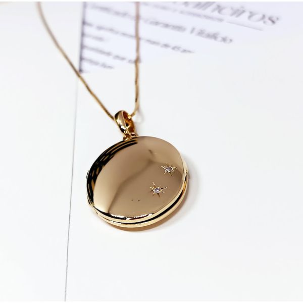 Relicário em Ouro 18k Oval Liso personalizado com dois Diamantes