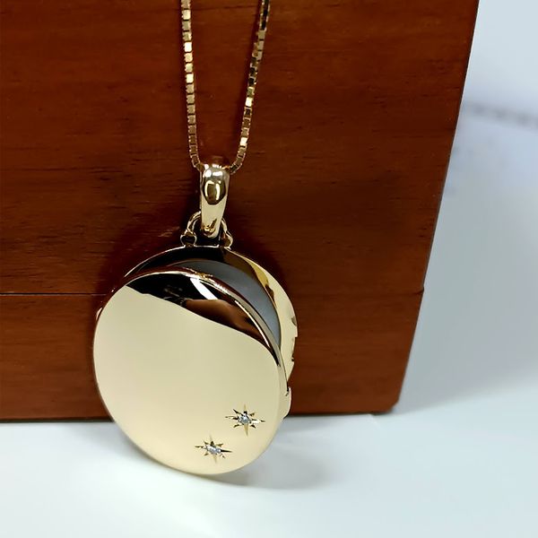 Relicário em Ouro 18k Oval Liso personalizado com dois Diamantes