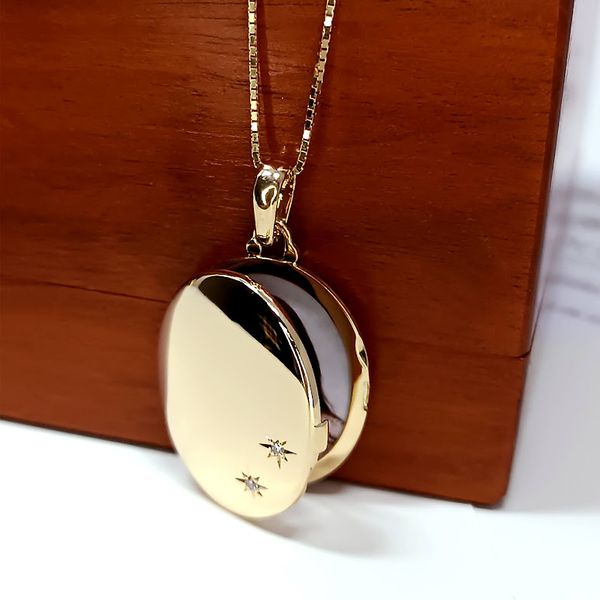 Relicário em Ouro 18k Oval Liso personalizado com dois Diamantes