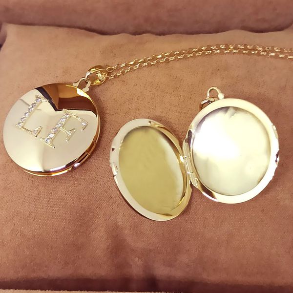 Relicário Diamante Duplo em Ouro 18k Redondo Com Duas Letras Cravejadas