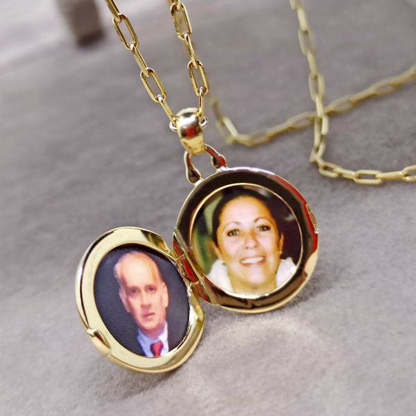 O Relicário Circular em Ouro 18k Lembrança Esculpida Redondo com Letra Fosca