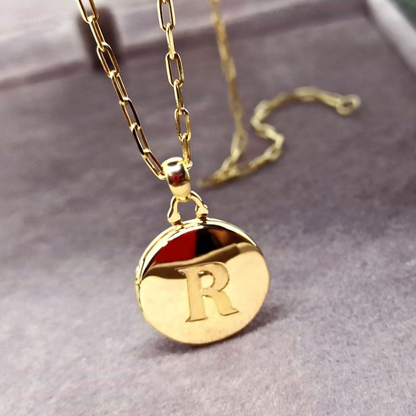 O Relicário Circular em Ouro 18k Lembrança Esculpida Redondo com Letra Fosca
