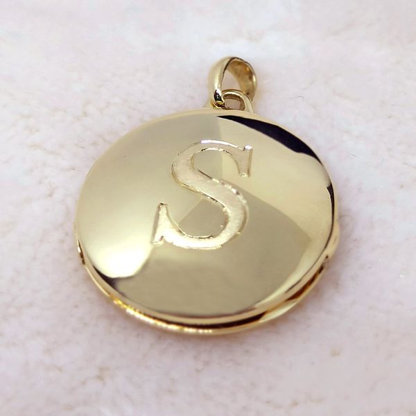 O Relicário Circular em Ouro 18k Lembrança Esculpida Redondo com Letra Fosca