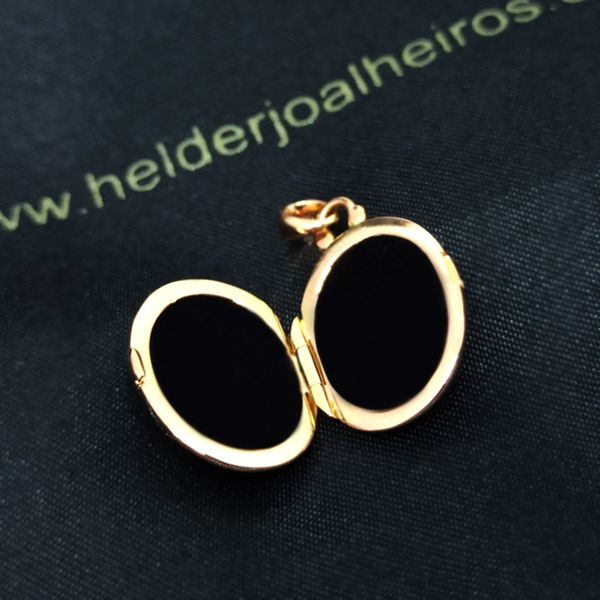 O Relicário Oval em Ouro 18k Eterno Vínculo em Ouro 18k