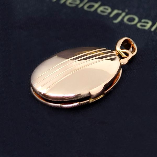 O Relicário Oval em Ouro 18k Eterno Vínculo em Ouro 18k