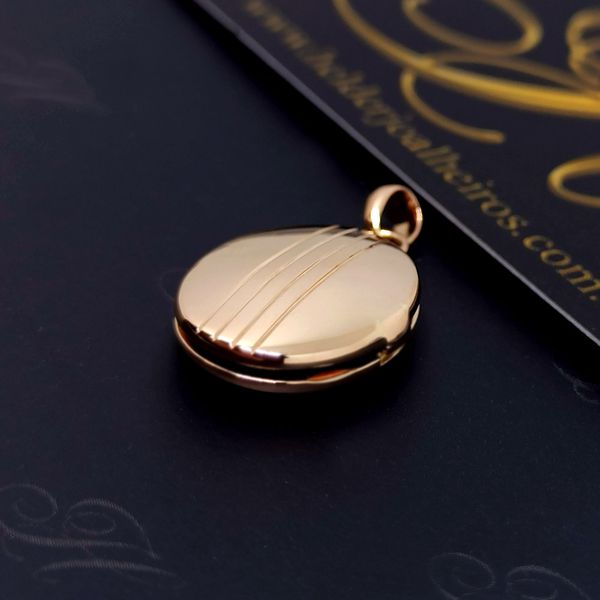 O Relicário Oval em Ouro 18k Eterno Vínculo em Ouro 18k