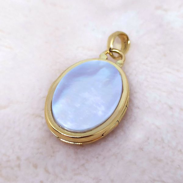  O Deslumbrante Relicário Oval em Ouro 18k 750 com Madrepérola - Com Diamantes