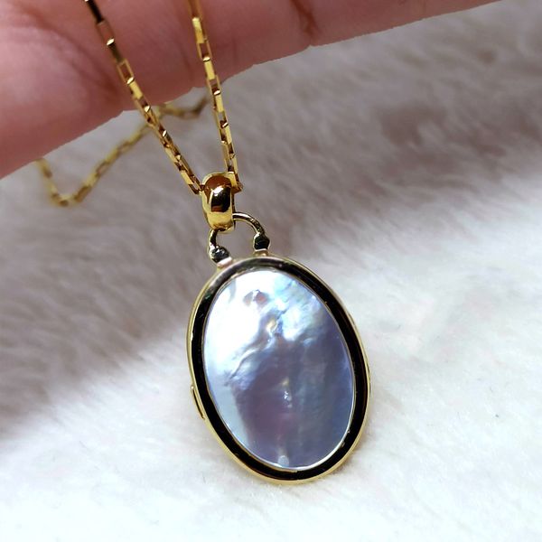  O Deslumbrante Relicário Oval em Ouro 18k 750 com Madrepérola - Com Diamantes