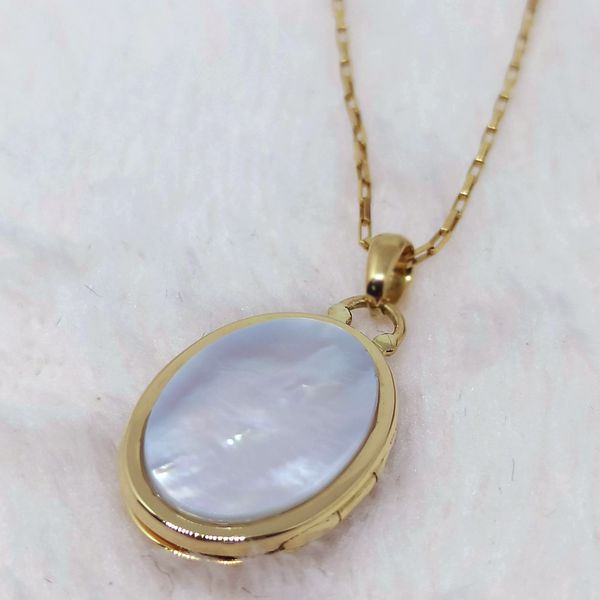  O Deslumbrante Relicário Oval em Ouro 18k 750 com Madrepérola - Com Diamantes