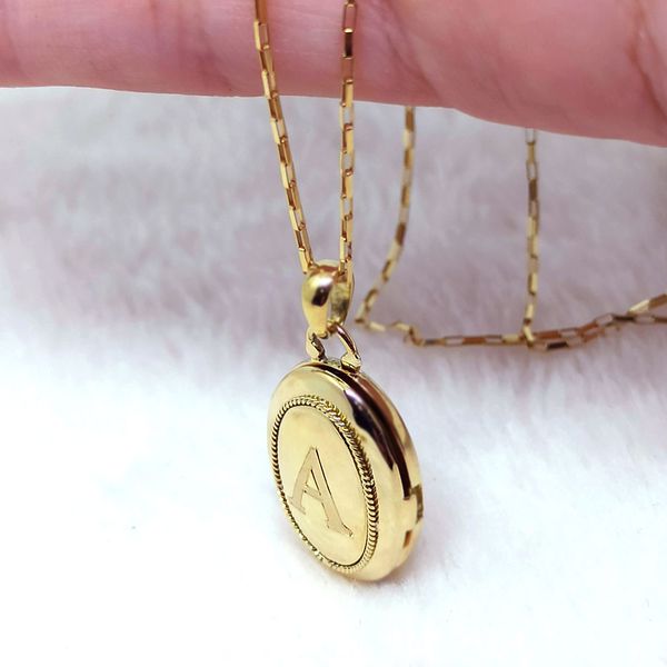  O Deslumbrante Relicário Oval em Ouro 18k 750 com Madrepérola - Com Diamantes