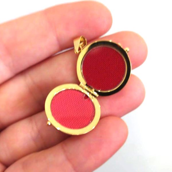 Pingente Relicário Corações Delicados Estampados Redondo em Ouro 18k