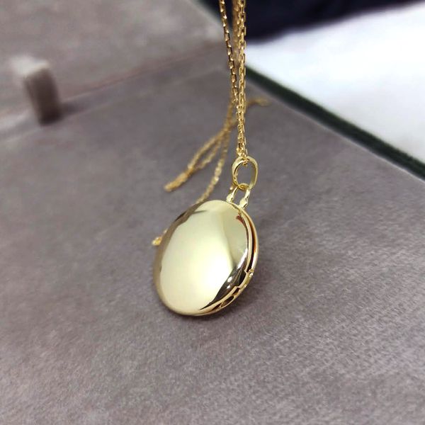 Relicário Círculo do Tempo Redondo em Ouro 18k com Gravação Personalizada