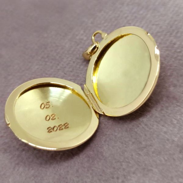 Relicário Círculo do Tempo Redondo em Ouro 18k com Gravação Personalizada
