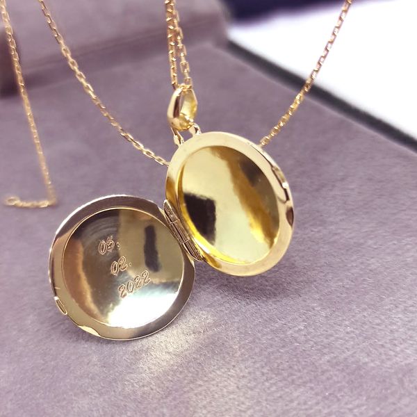 Relicário Círculo do Tempo Redondo em Ouro 18k com Gravação Personalizada