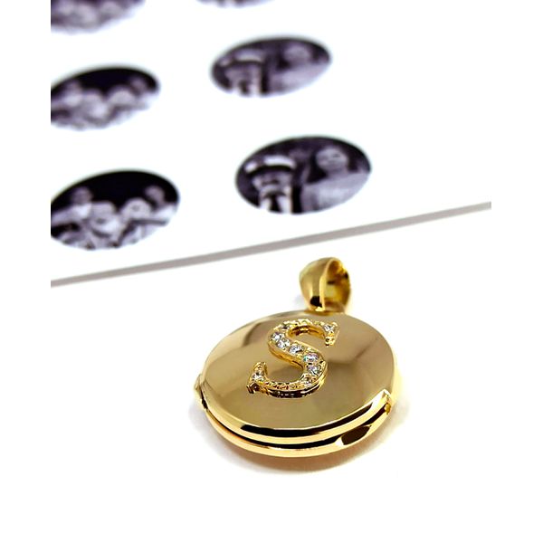 O Relicário Diamante Personalizado em Ouro 18k cravejado com Diamantes 
