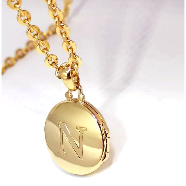 O Relicário Circular em Ouro 18k Lembrança Esculpida Redondo com Letra Fosca