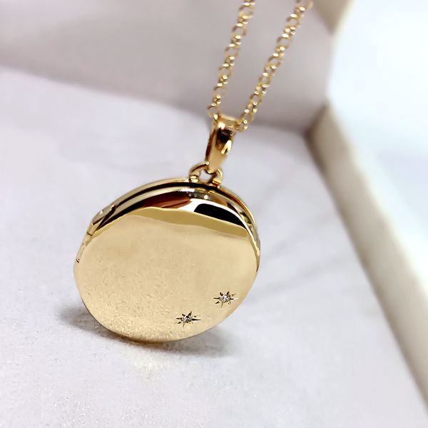 Relicário em Ouro 18k Oval Liso personalizado com dois Diamantes