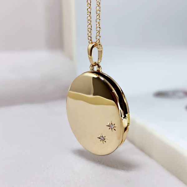 Relicário em Ouro 18k Oval Liso personalizado com dois Diamantes