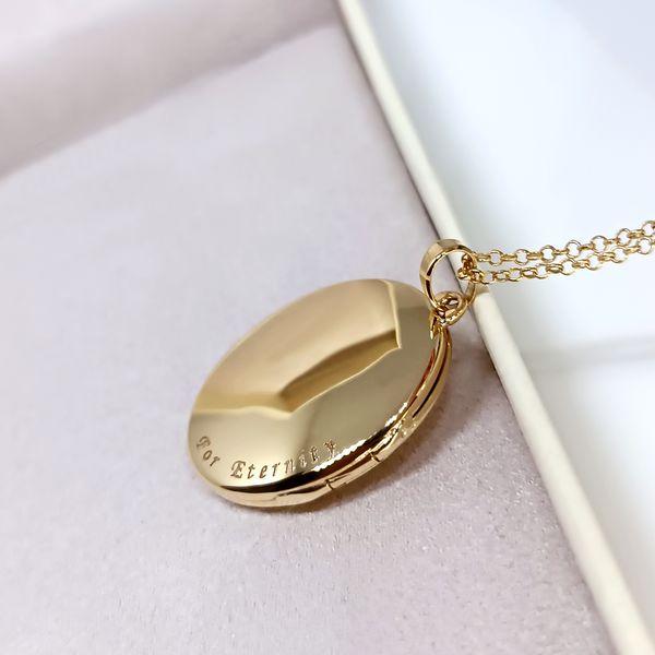 Relicário em Ouro 18k Oval Liso personalizado com dois Diamantes
