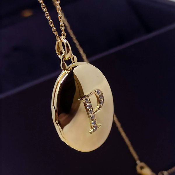 Relicário Radiante Inicial em Ouro 18k 750 Oval com Letra e Brilhantes