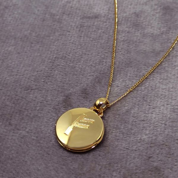 O Relicário Circular em Ouro 18k Lembrança Esculpida Redondo com Letra Fosca