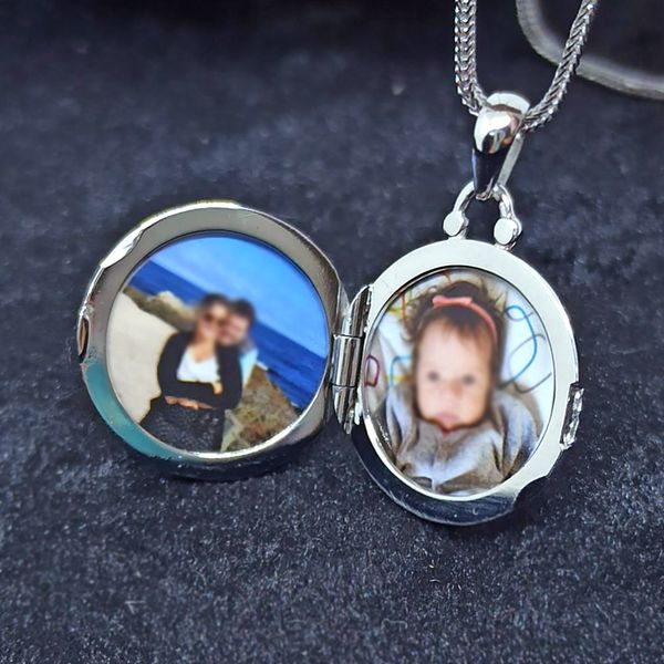 O Relicário Circular em Ouro 18k Lembrança Esculpida Redondo com Letra Fosca