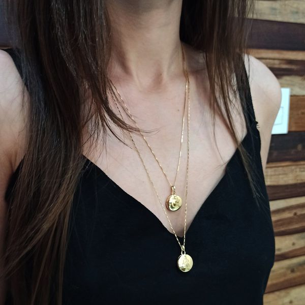 O Relicário Circular em Ouro 18k Lembrança Esculpida Redondo com Letra Fosca