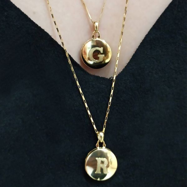 O Relicário Circular em Ouro 18k Lembrança Esculpida Redondo com Letra Fosca
