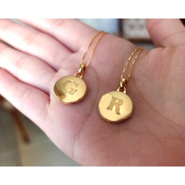 O Relicário Circular em Ouro 18k Lembrança Esculpida Redondo com Letra Fosca