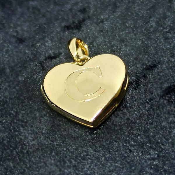 Relicário Coração em Ouro 18k com duas Letras Foscas
