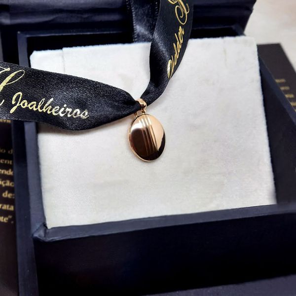 O Relicário Oval em Ouro 18k Eterno Vínculo em Ouro 18k