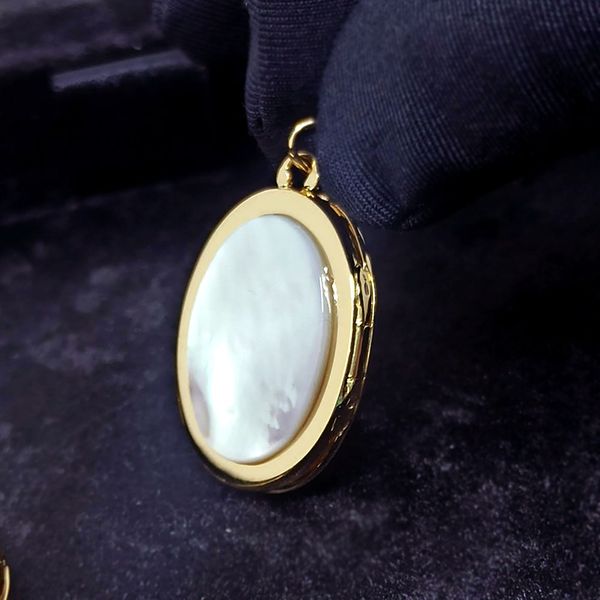  O Deslumbrante Relicário Oval em Ouro 18k 750 com Madrepérola - Com Diamantes