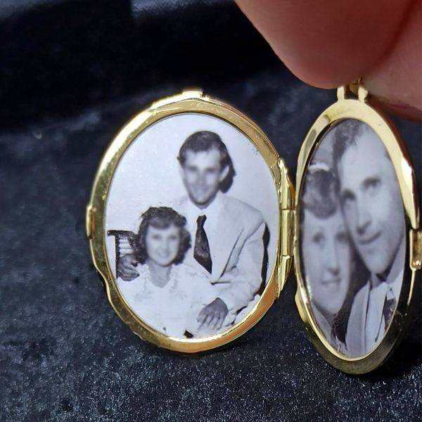 Relicário Aurum Eternum em Ouro 18k Oval com a Letra Fosca